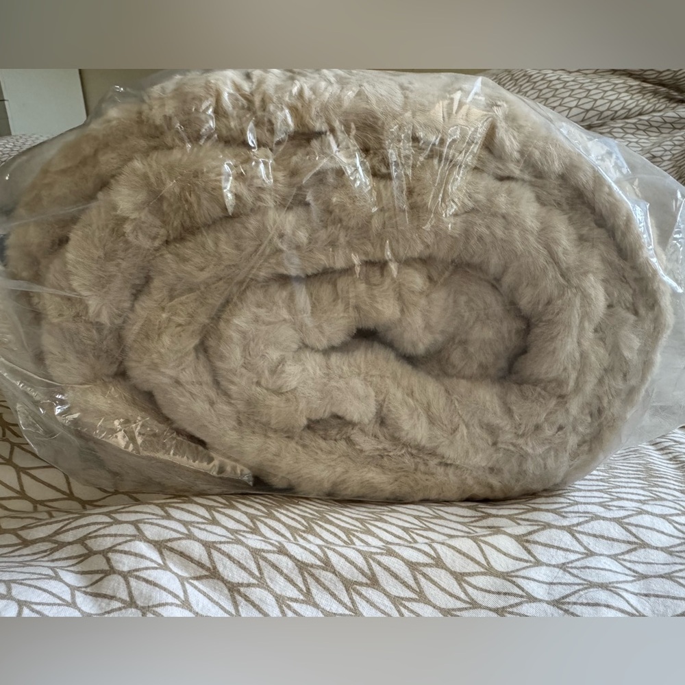 Lola Blanket - Tezza “Honey Cloud” in Large - Picture 5 of 6